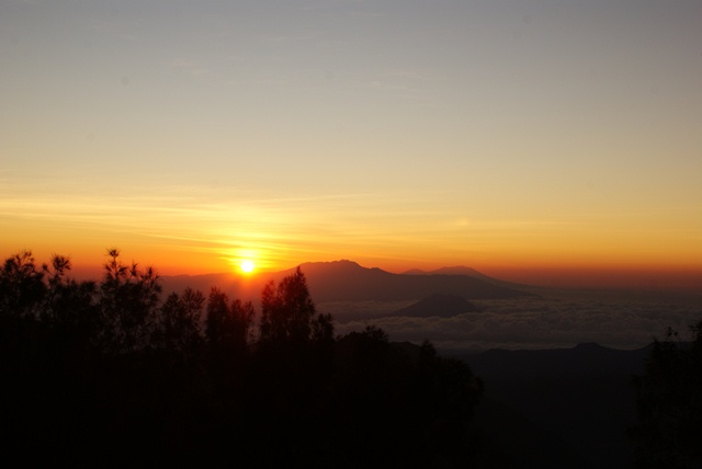 Matahari terbit dari arah timur